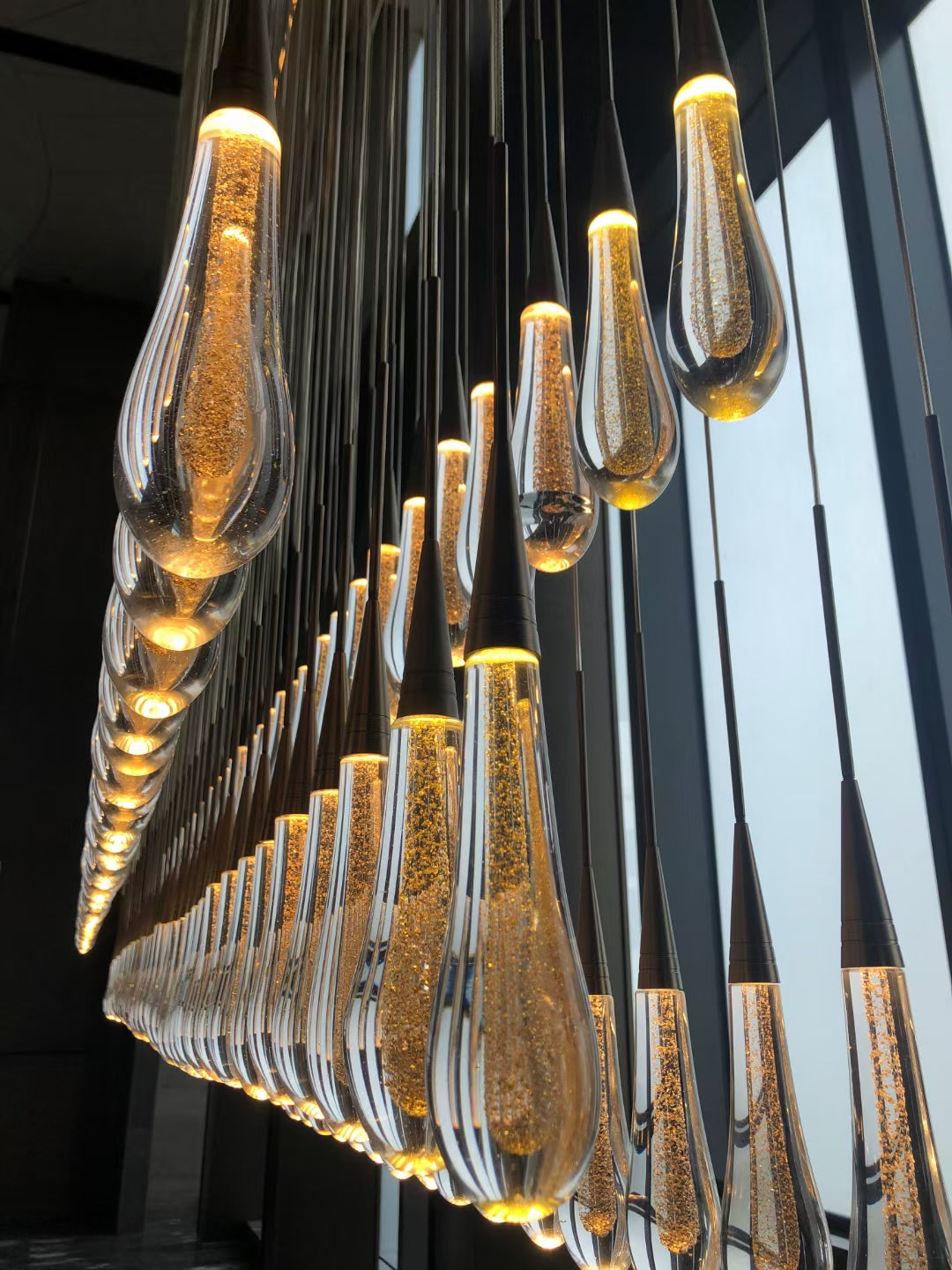 Lámpara de araña creativa de cristal con forma de gota de agua