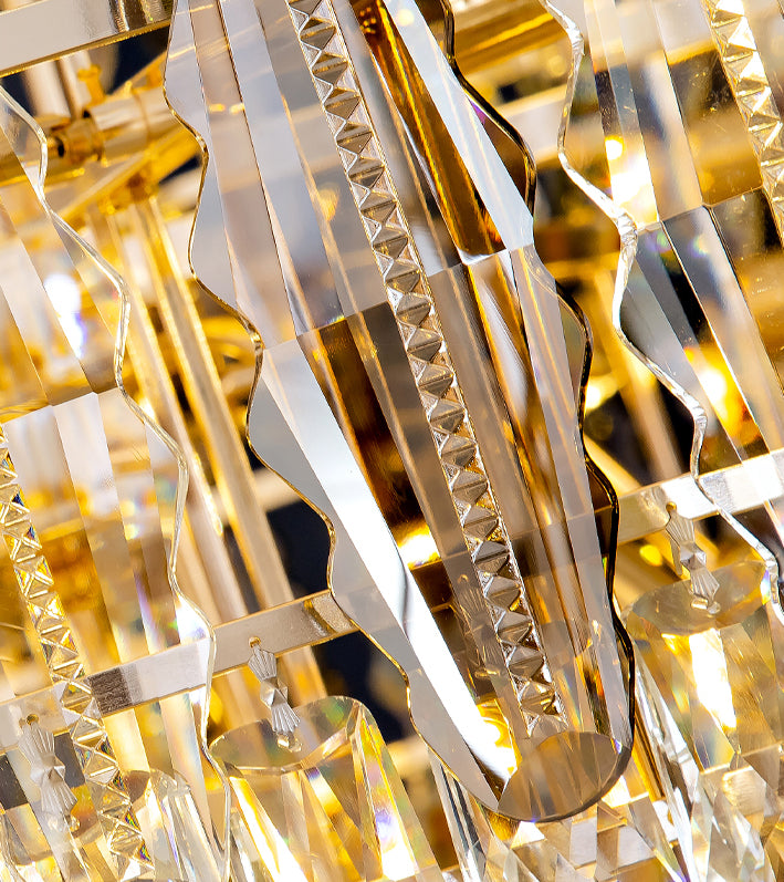 Lámpara de cristal en la escalera del vestíbulo de la villa