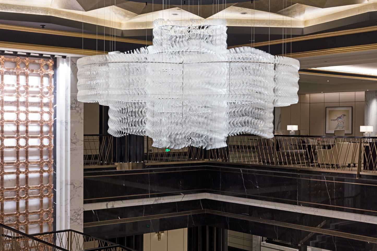 El vestíbulo del hotel no es un vestíbulo con candelabro de cristal.