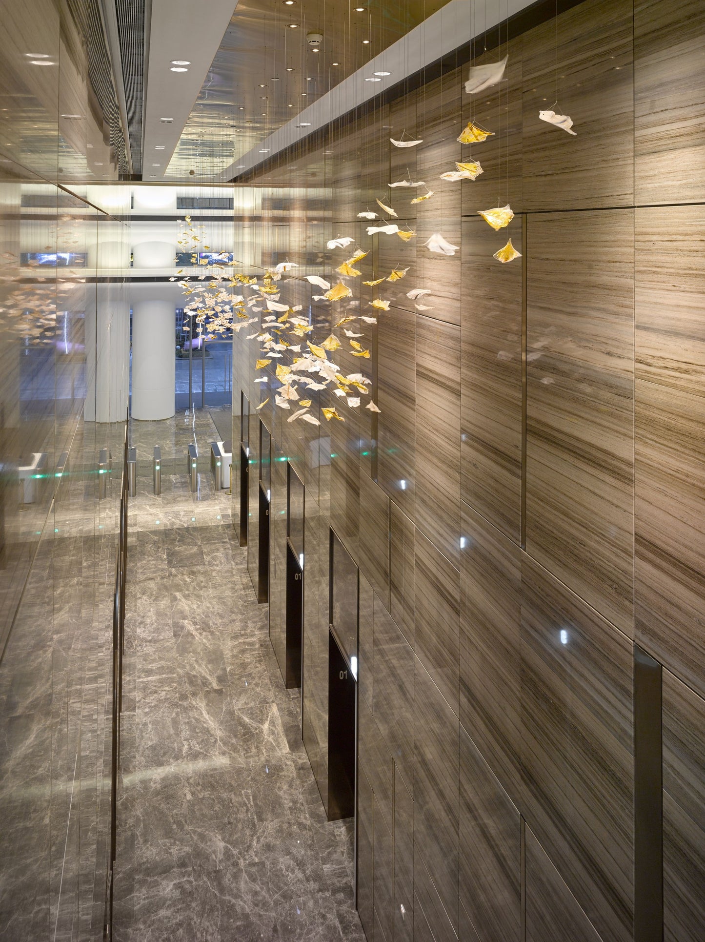 El vestíbulo del hotel no es un vestíbulo con candelabro de cristal.