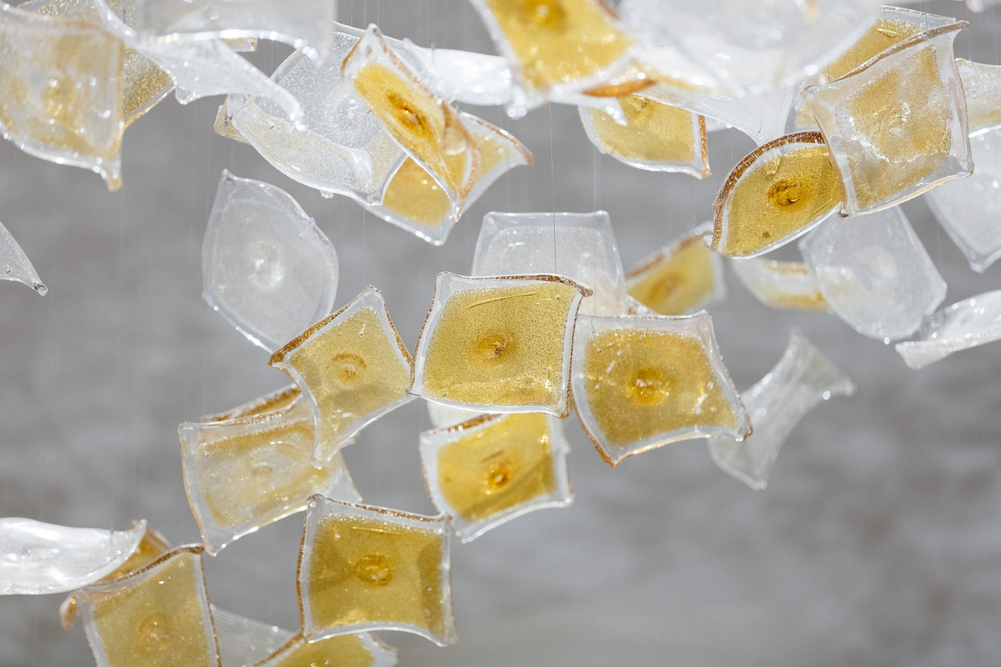 El vestíbulo del hotel no es un vestíbulo con candelabro de cristal.