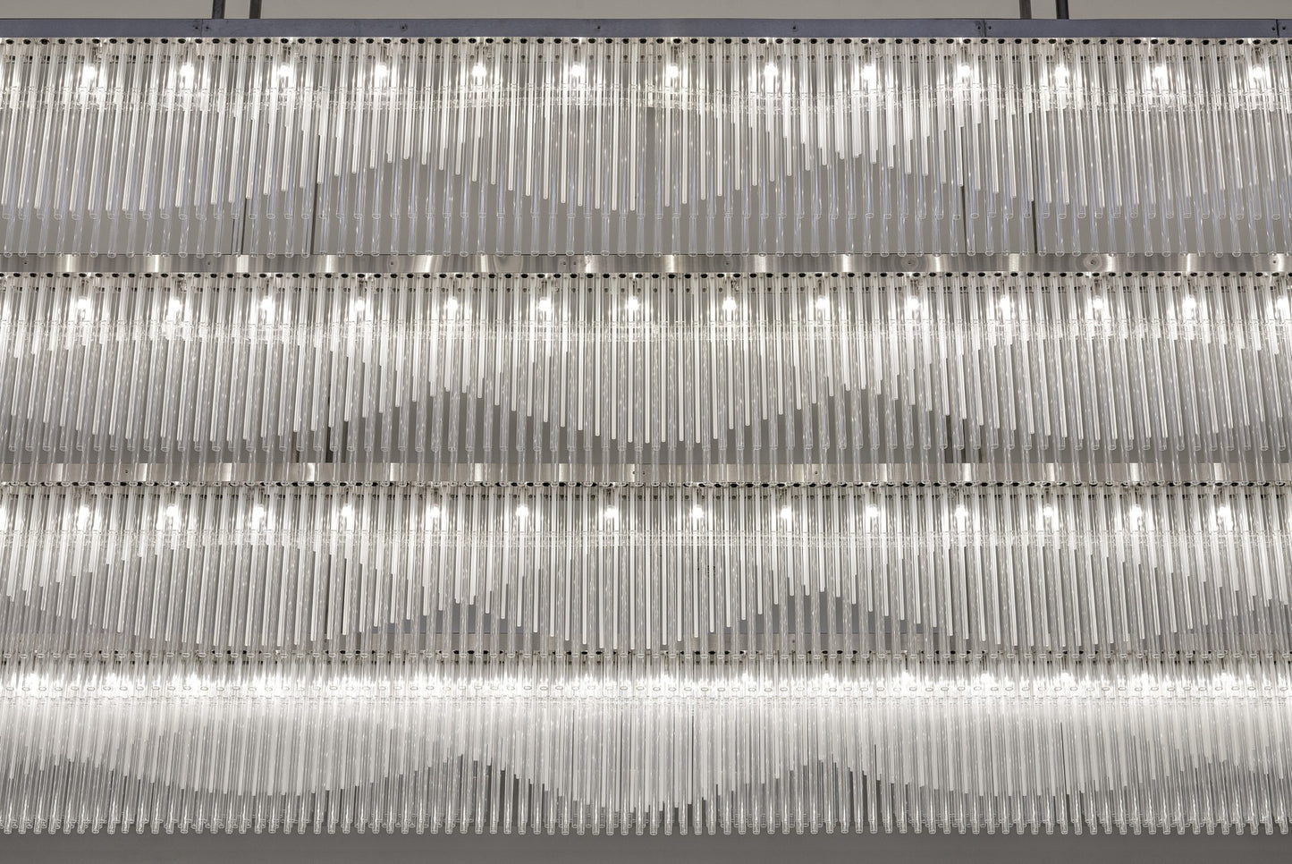 Lámpara de cristal para salón de banquetes de hotel.