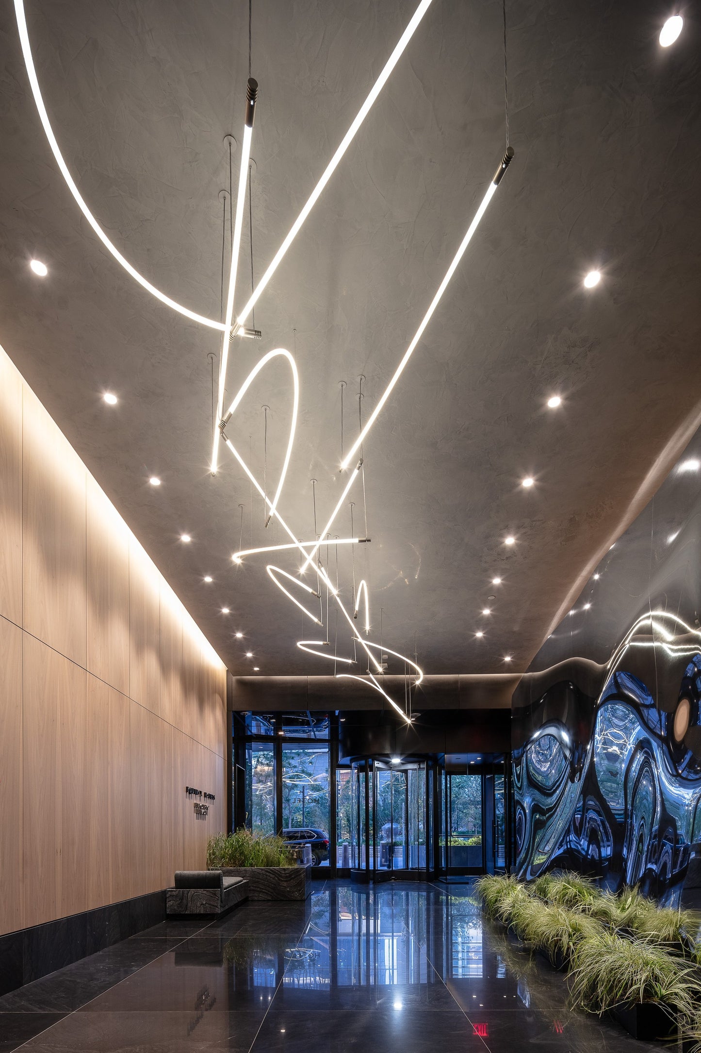 El vestíbulo del hotel no es un vestíbulo con candelabro de cristal.