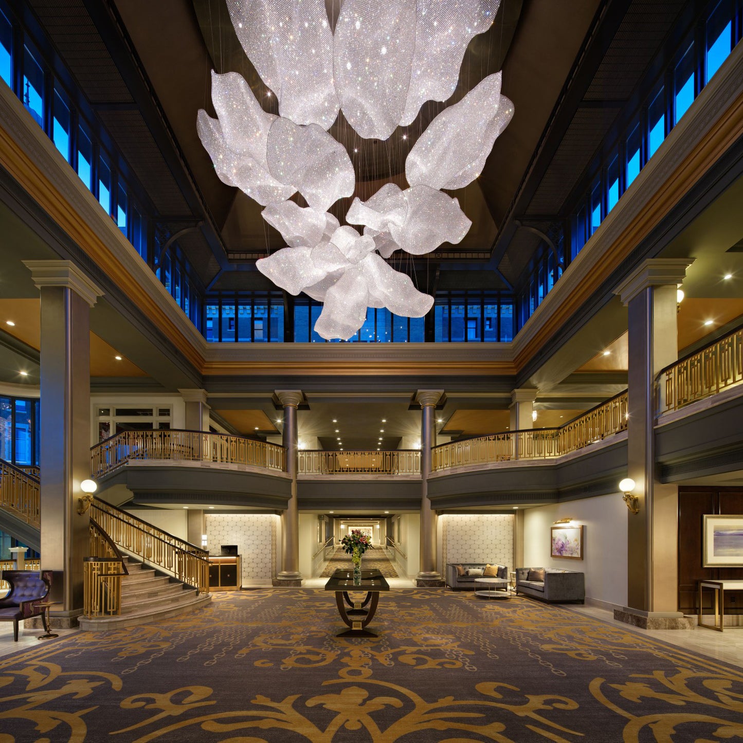 El vestíbulo del hotel no es una gran personalización de candelabros de cristal en el vestíbulo.