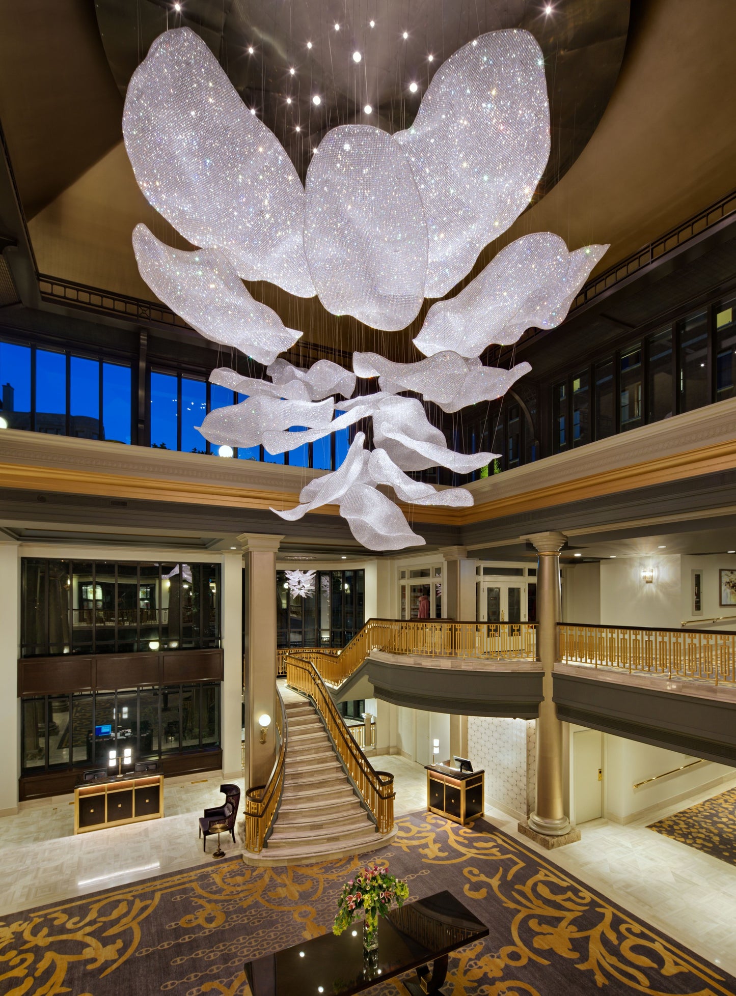 El vestíbulo del hotel no es una gran personalización de candelabros de cristal en el vestíbulo.