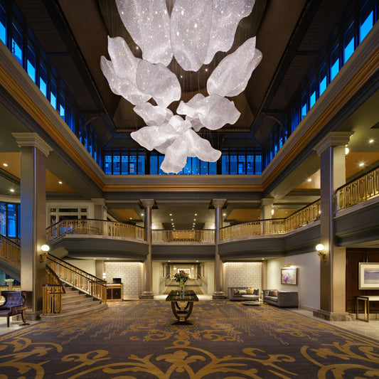 The hotel lobby is not a large crystal chandelier customization in the lobby