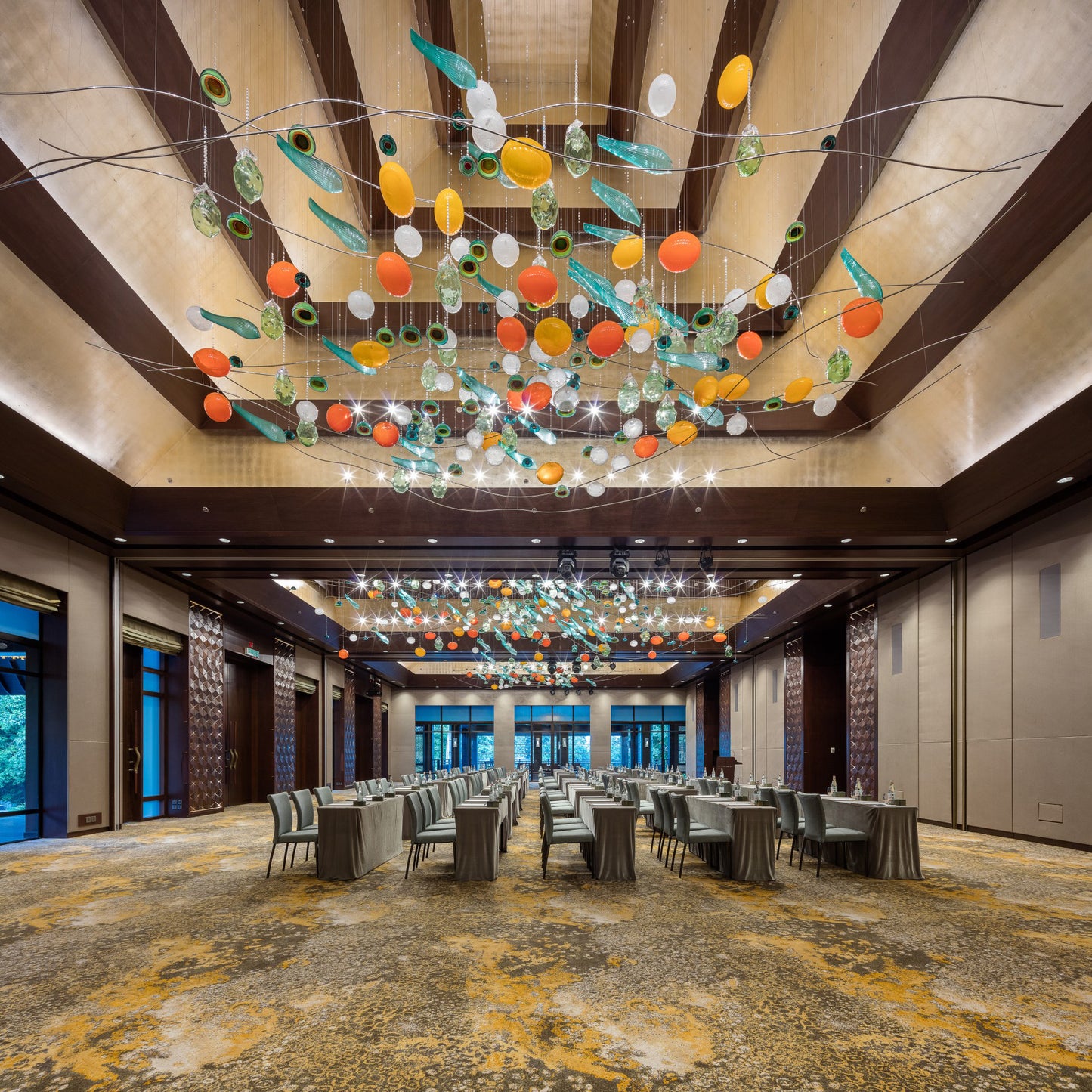 The hotel lobby banquet hall is not a lobby crystal chandelier