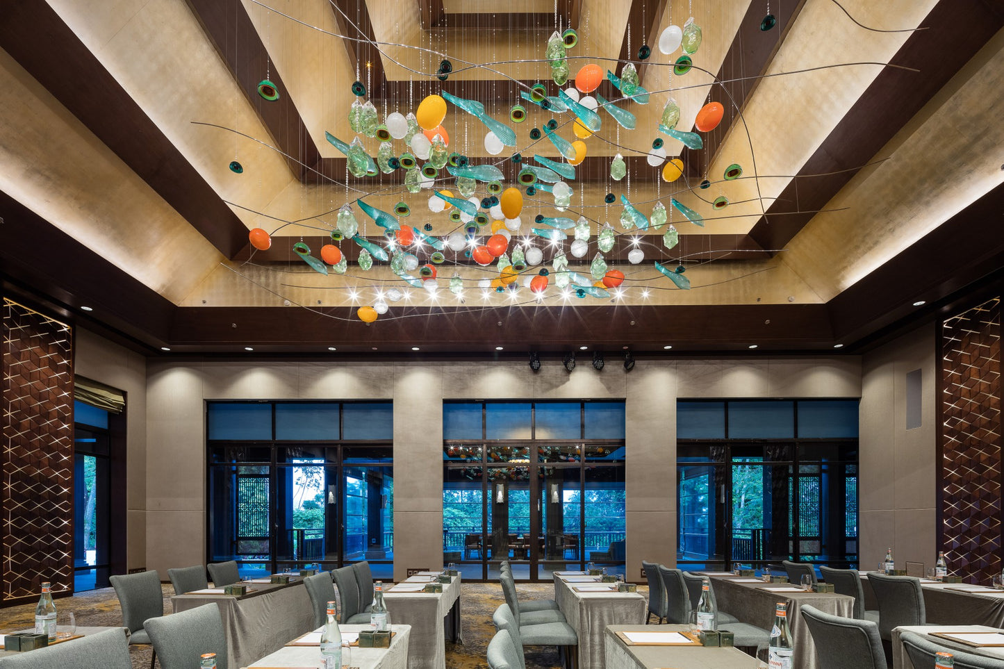 The hotel lobby banquet hall is not a lobby crystal chandelier