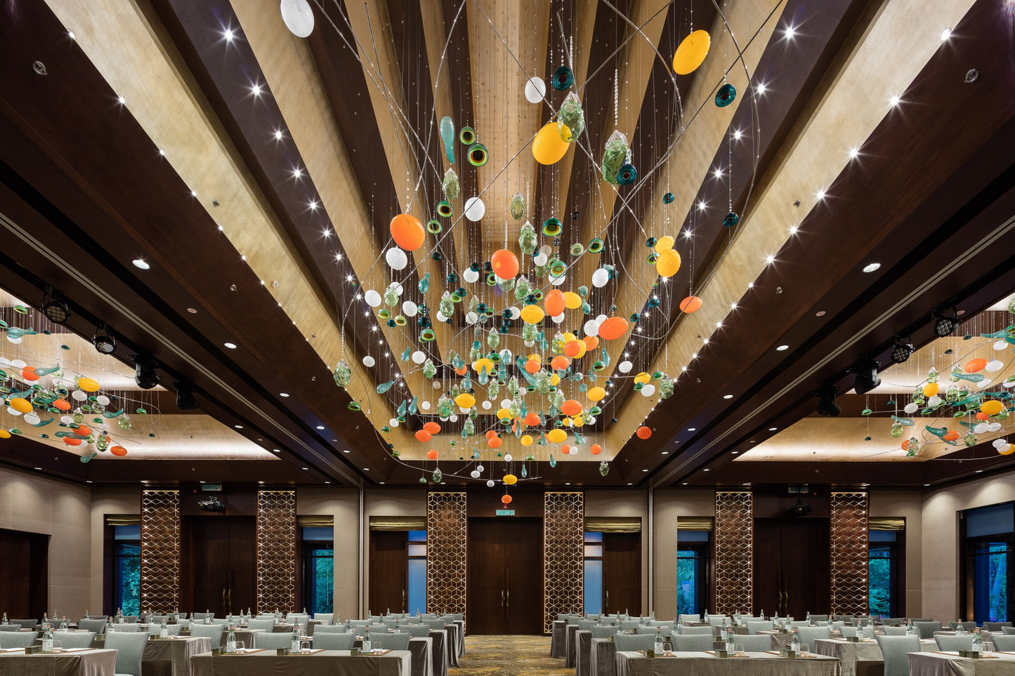 The hotel lobby banquet hall is not a lobby crystal chandelier